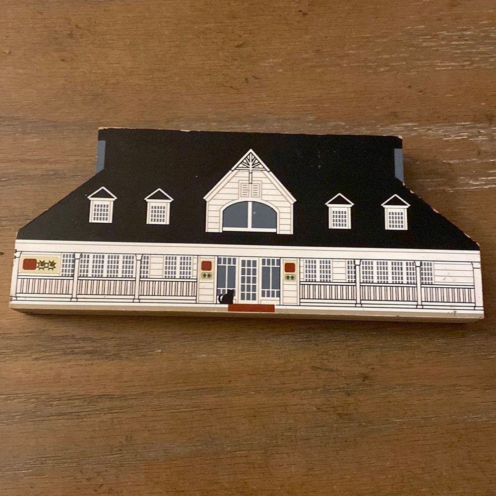 1999 "The Cats Meow" Village Decor